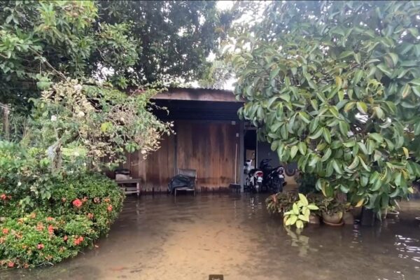 DETIK CEMAS AIR BANJIR MULA MASUK KE RUANGAN DAPUR