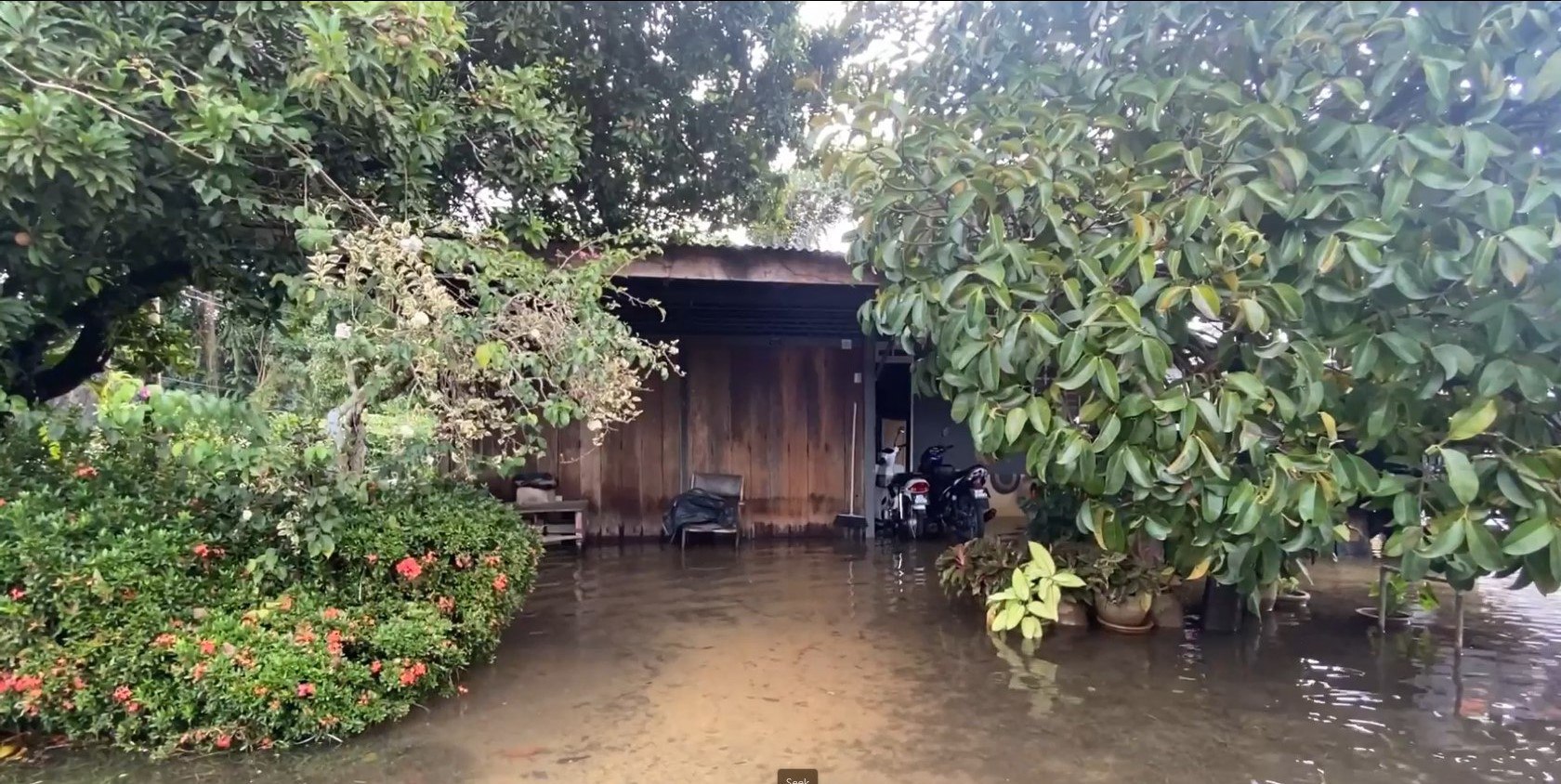 DETIK CEMAS AIR BANJIR MULA MASUK KE RUANGAN DAPUR