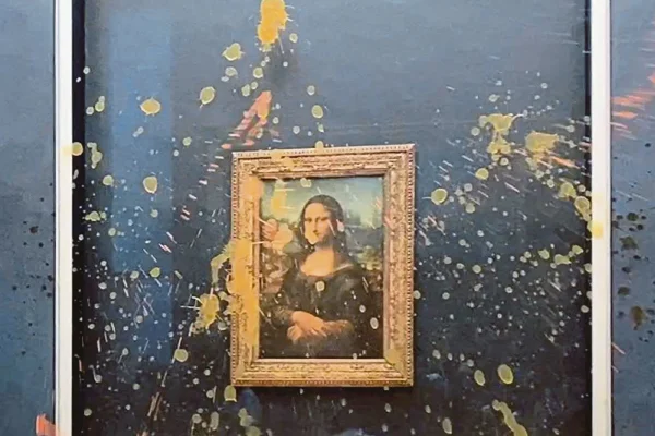 AKTIVIS SIMBAH SUP LABU KE ARAH LUKISAN MONA LISA