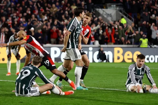 UNITED TERCICIR SUSULAN GOL DRAMATIK BRENTFORD