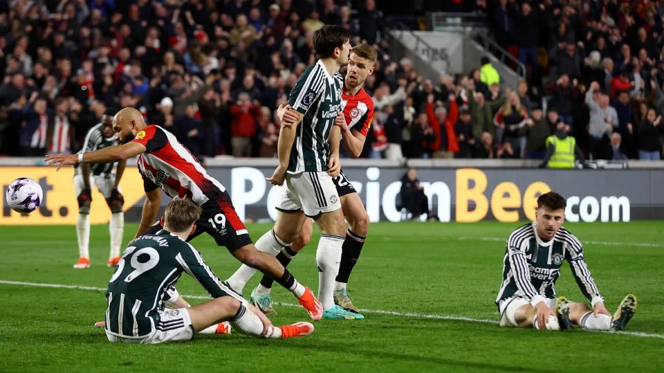 UNITED TERCICIR SUSULAN GOL DRAMATIK BRENTFORD