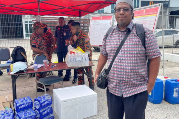 DUN PANCHOR SUMBANG BEKALAN MAKANAN KEPADA BOMBA TANDA PRIHATIN USAHA PEMADAMAN API