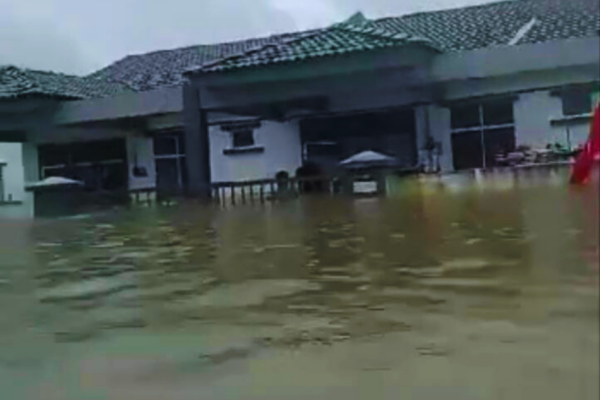 PENDUDUK TAMAN WIRAJAYA SIAP SIAGA HADAP BANJIR