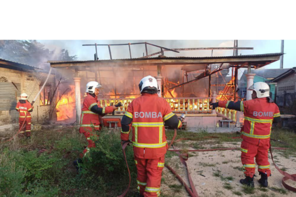 DUA RUMAH SEPARUH KEKAL TERBAKAR DI TUMPAT